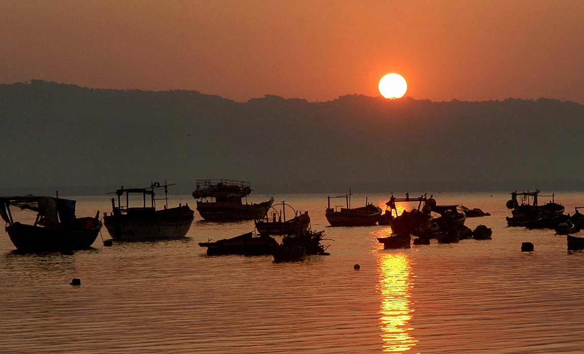    The first sunrise of 2018 as seen from Bhayandar Chowpatti, in Mumbai on Monday. PTI   