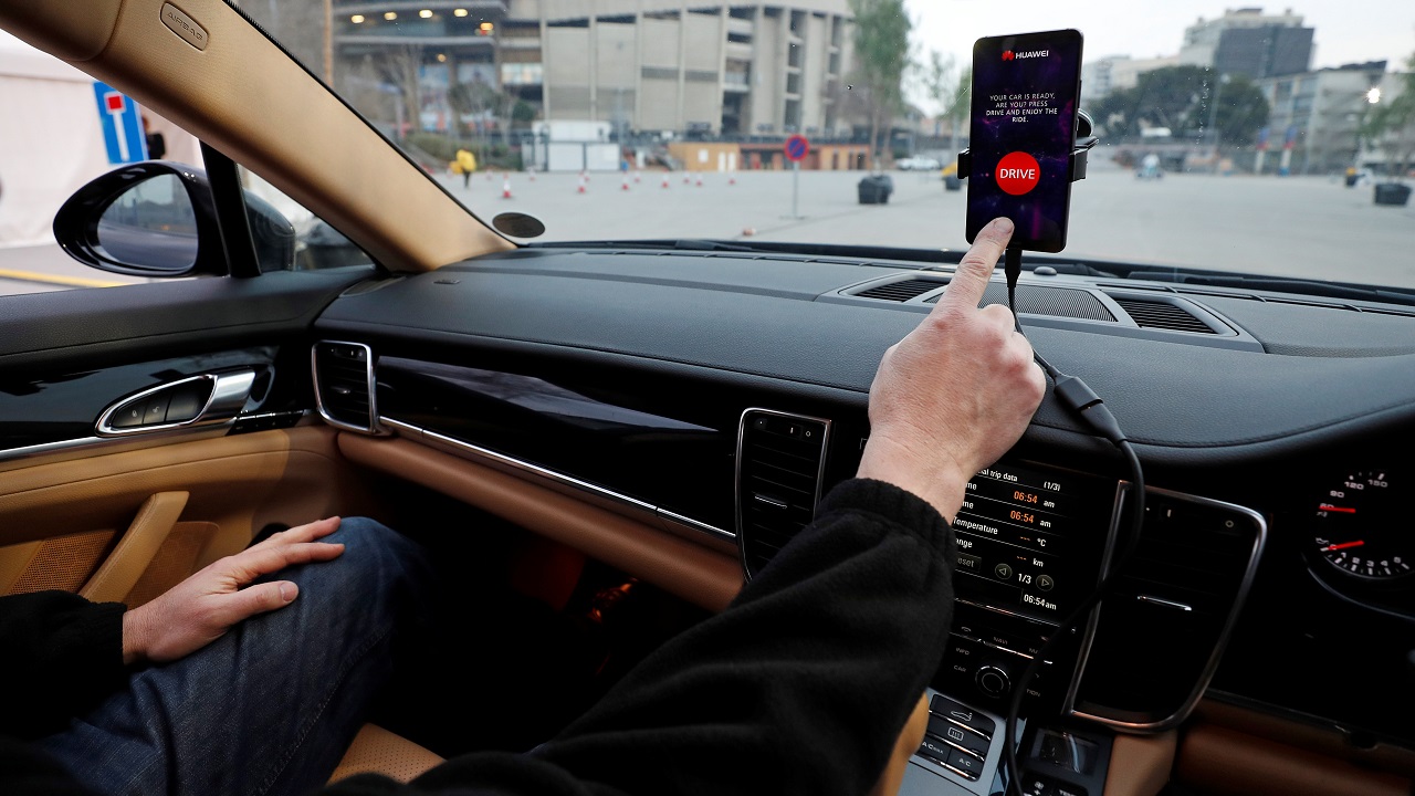  An engineer points to a Huawei Mate 10 Pro mobile used to control a driverless car at the MWC.  (Image: Reuters)  