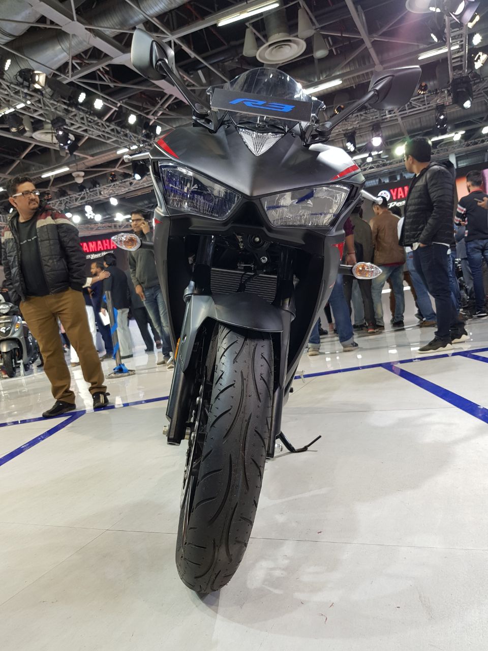<p>That&#39;s how the <a href="http://overdrive.in/news-cars-auto/auto-expo-2018-new-yamaha-yzf-r3-with-dual-channel-abs-launched-in-india-at-rs-3-48-lakh/">Yamaha YZF-R3</a> in Magma Black looks from the front!</p>