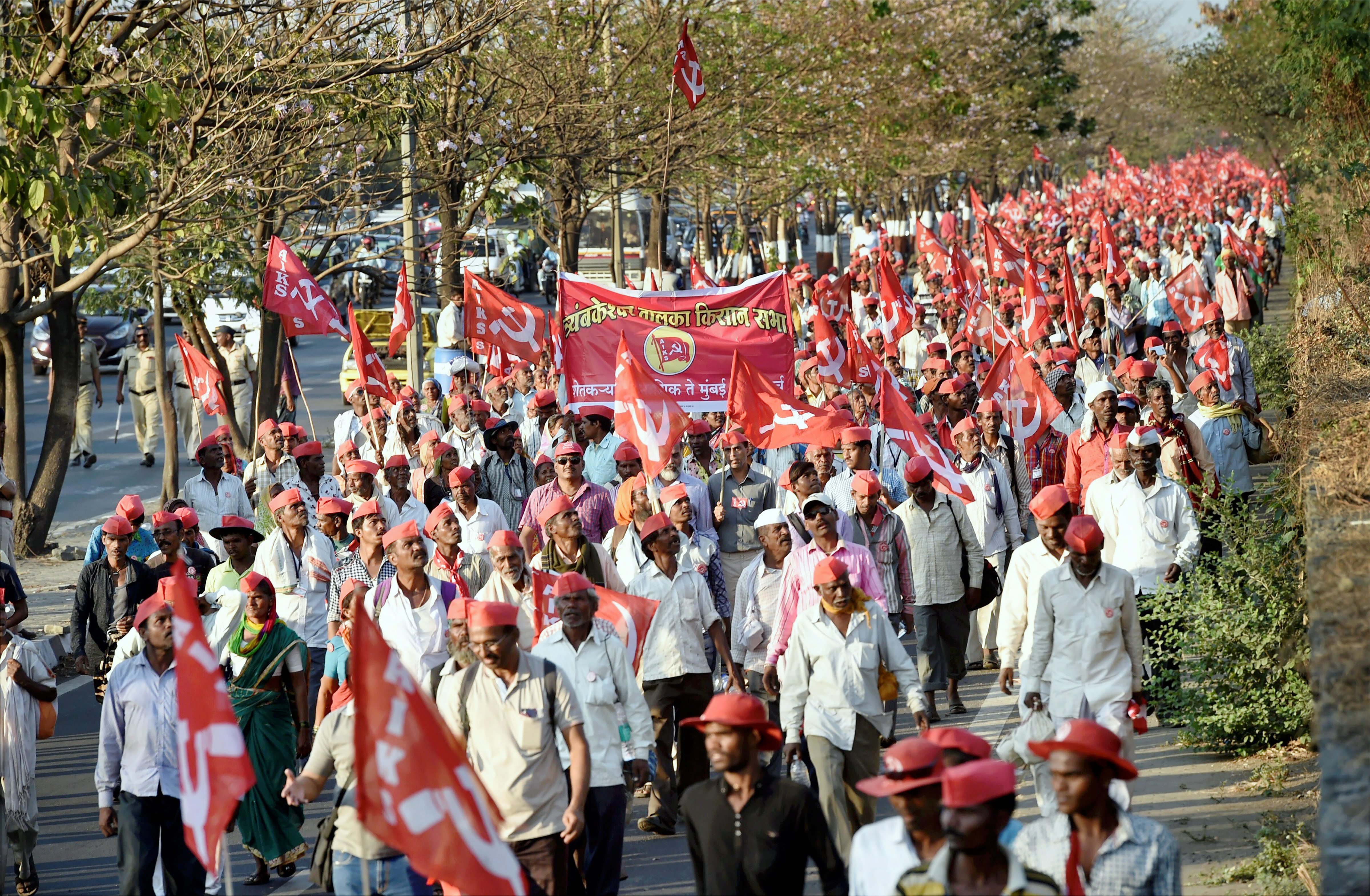   Mumbai: Farmers of All Indian Kisan Sabha (AIKS) march from Nashik to Mumbai to gherao Vidhan Bhawan on March 12, demanding a loan waiver.  PTI   