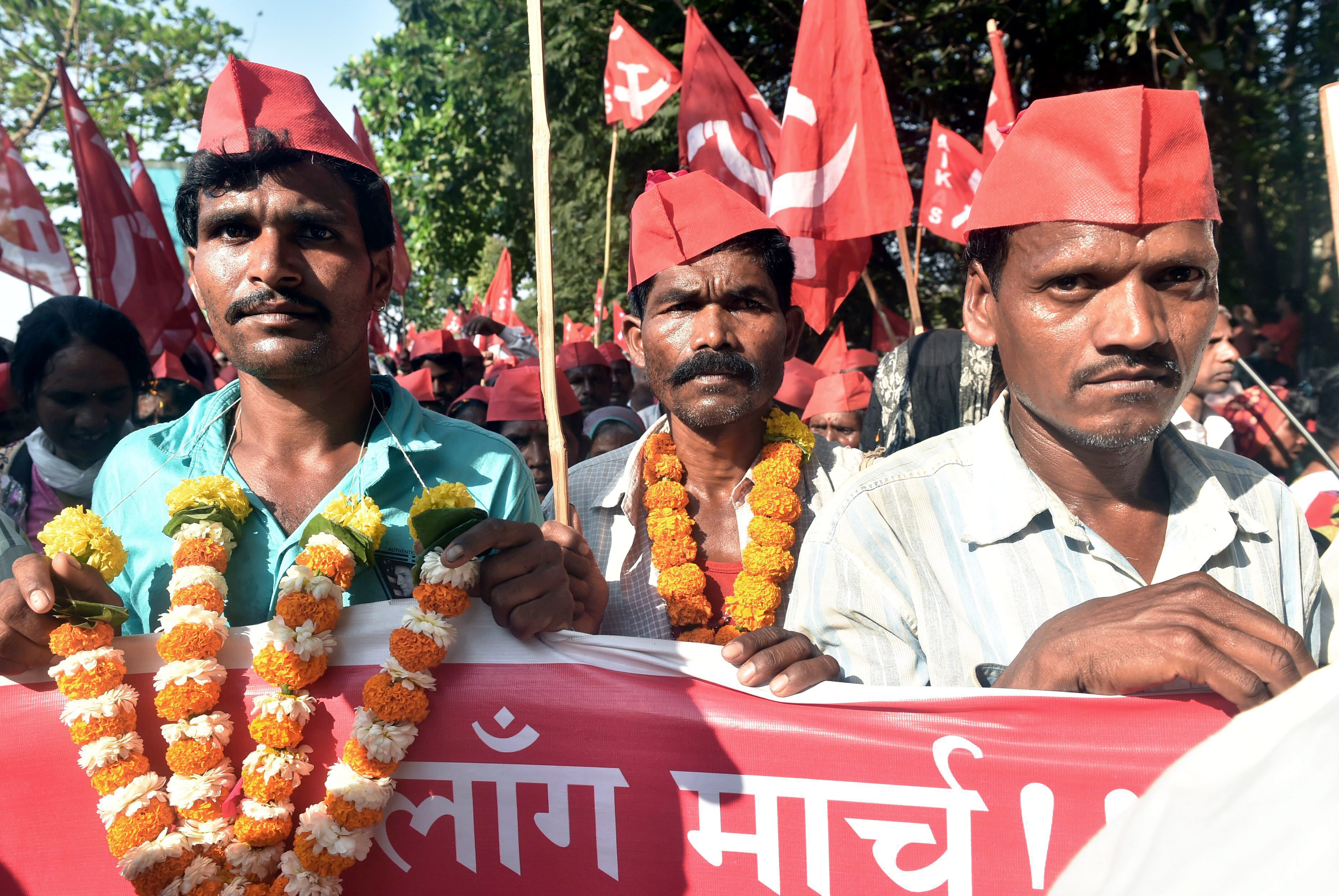   Mumbai: Farmers of All Indian Kisan Sabha (AIKS) march from Nashik to Mumbai to gherao Vidhan Bhawan on March 12, demanding a loan waiver.  PTI   