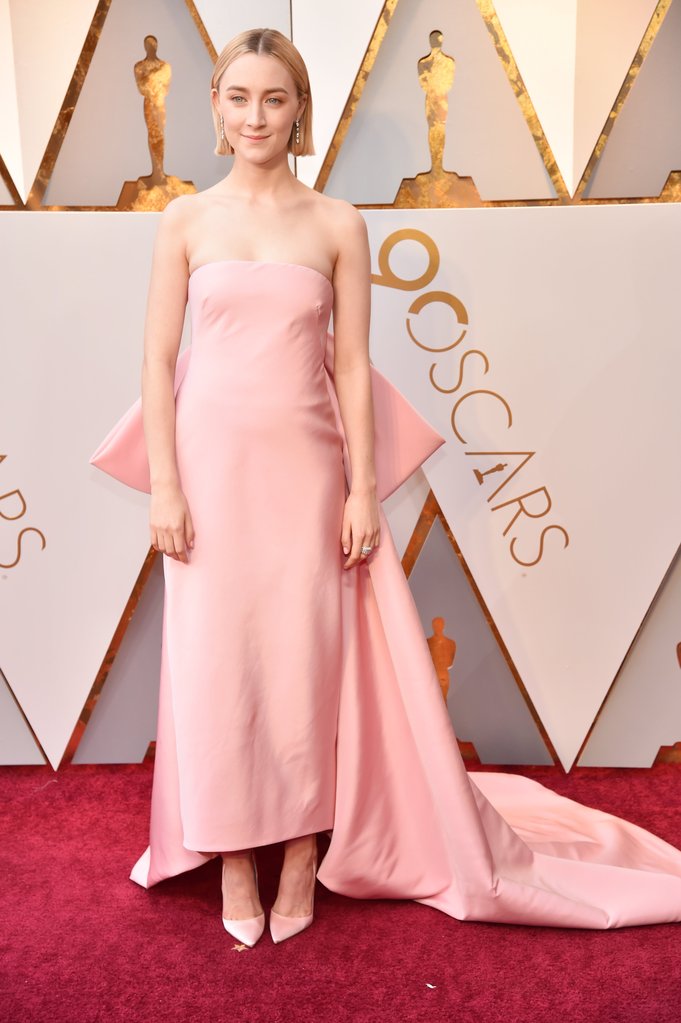  Saoirse Ronan on the Oscars Red Carpet 