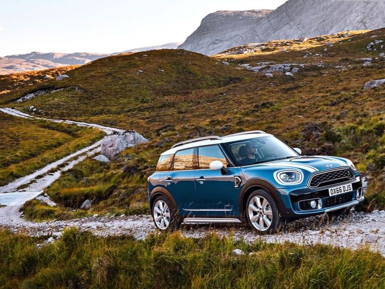<p>The 2018 Mini Countryman S uses a 1,998cc, 4-cylinder petrol engine that puts out 192PS and 280Nm and goes from 0-100kmph in 7.5s.</p>