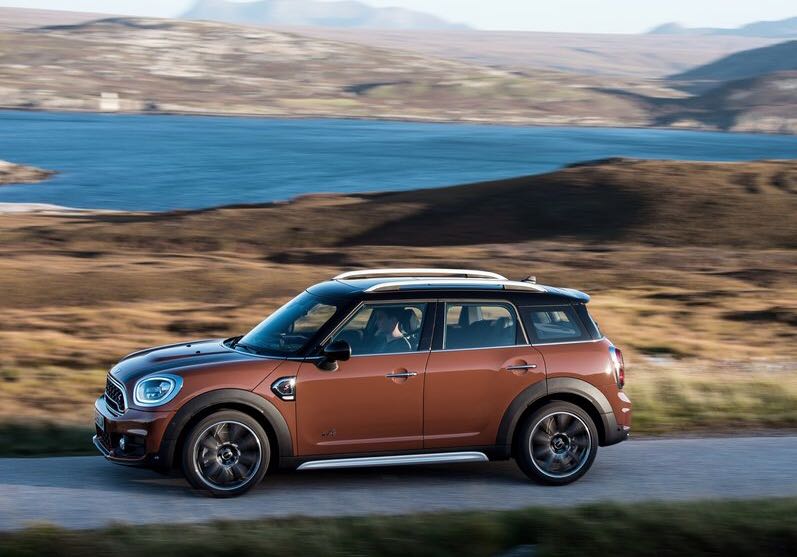 <p>The 2018 Mini Countryman SD is powered by a 1,995cc, 4-cylinder diesel engine that produces 190PS and 400Nm and that enables it to go from naught to 100kmph in 7.7s.</p>