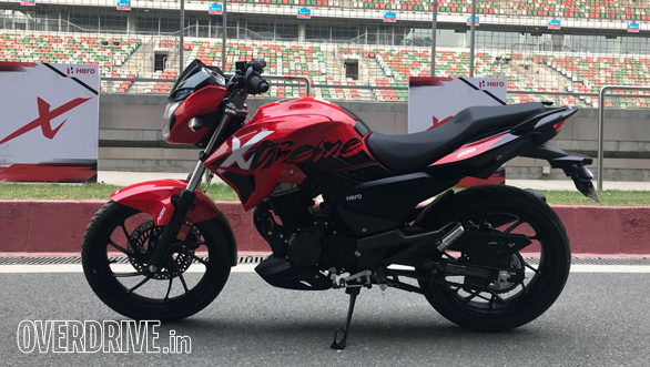<p>The Hero Xtreme 200R does look more appealing than the Xtreme 150 and is an aggressive looking naked with all the design cues found on current generation entry-level performance machines like tank extensions, a compact tailpiece with split grab rails and a belly-pan fairing.</p>

