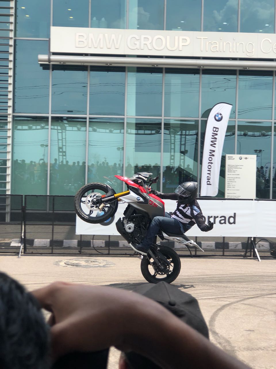 <p><br />
Both bikes are powered by a 313cc, single-cylinder, water-cooled motor which makes 34PS and 28Nm. It gets from 0 to 50 kmph in 2.5s and onto 143 kmph.</p>

