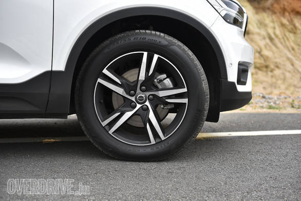 <p>The Volvo XC40 unladen ground clearance is higher than its competitors at 211mm</p>