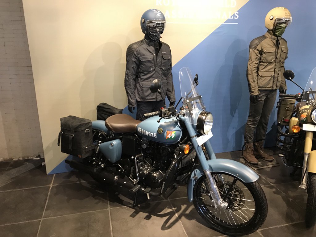 <p>The Royal Enfield Signals 350 comes with a number of optional accessories. These include a flyscreen, leg guard. pannier rack and panniers.</p>