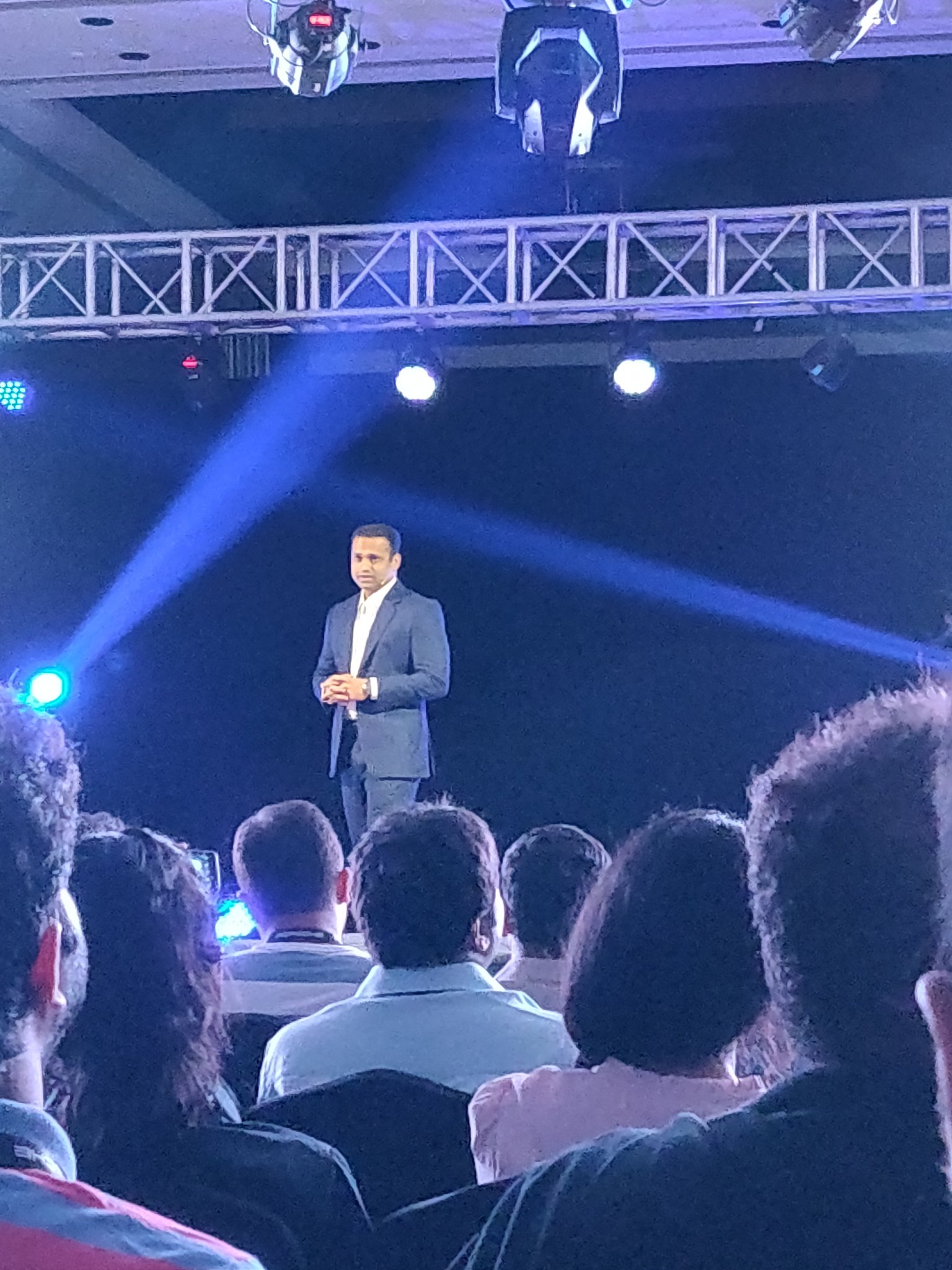 <p>&nbsp;Pavan Shetty, Director of #PorscheIndia, addresses the crowd and starts the event on an exhilarating note. #NewCayenne #SportscarTogether</p>