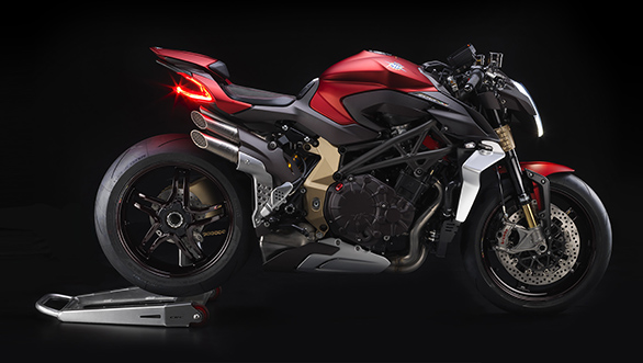 <p>Powering the MV Agusta Brutale 1000 Serie Oro os a 208PS making 1,000cc engine that puts out 115.5Nm of torque. And if that is not enough, one can also opt for the SC-Project titanium exhaust equipped mod that increased the power output to 212PS at 13,600rpm. <a href="http://overdrive.in/news-cars-auto/eicma-2018-mv-agusta-brutale-1000-serie-oro-showcased/">Know more about this here.</a></p>