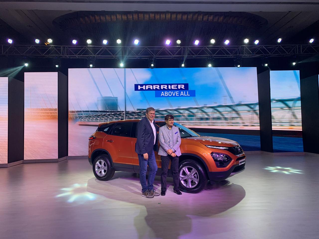<p>Guenter Butschek, CEO and MD of Tata Motors India, and Mayank&nbsp;Pareek, president of Tata Motors passenger cars division, herald in the&nbsp;Harrier onto the stage. The price announcement can&#39;t be far now!</p>