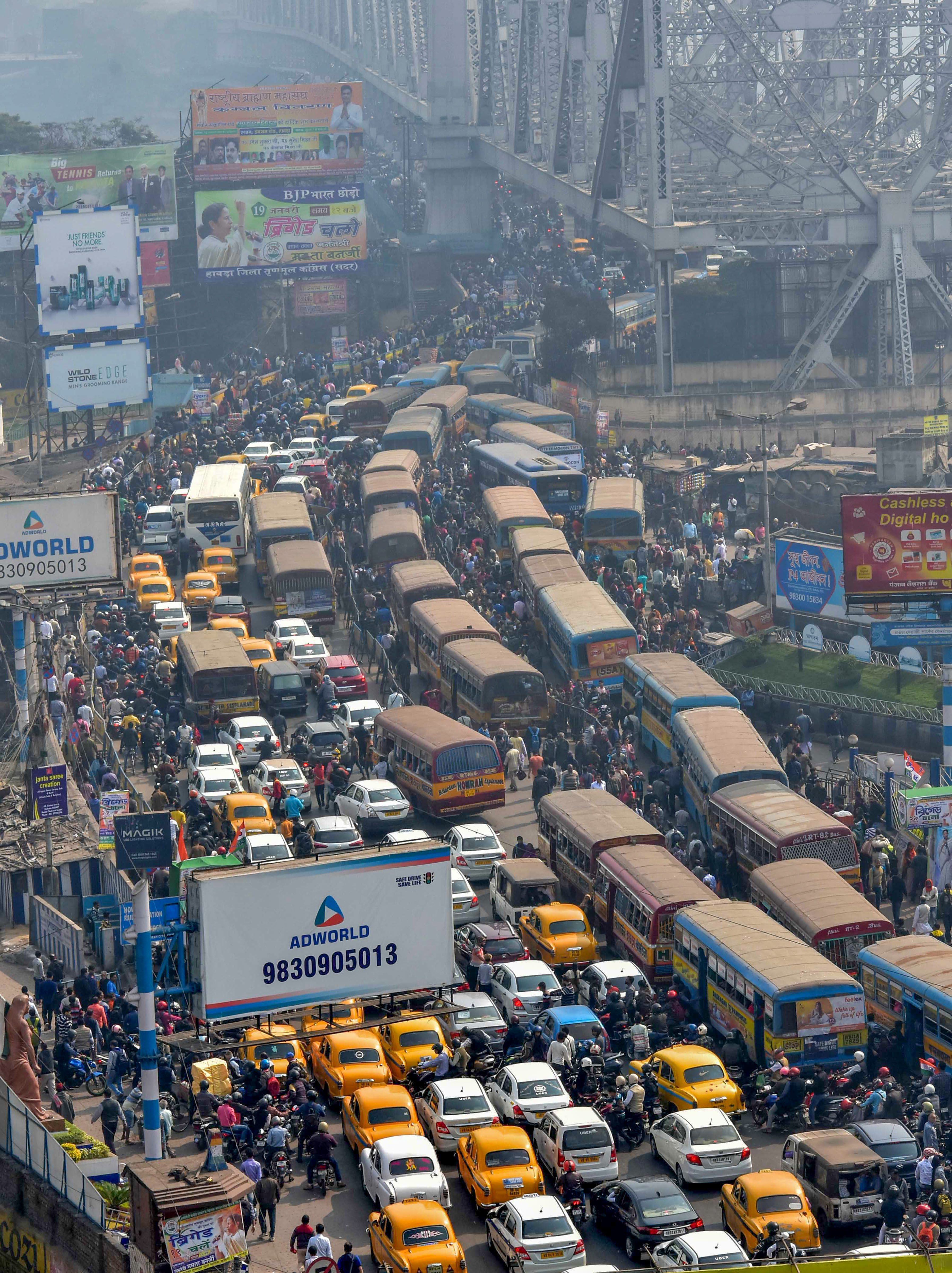  A view of the heavy traffic jam at Rabindra Setu (Howrah Bridge) due to Trinamool Congress (TMC)'s mega rally in Kolkata. (Image: PTI) 