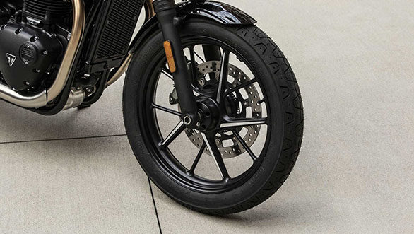 <p>Triumph has upgraded the front fork by increasing travel to 120mm, and added new Brembo four piston caliper for the front disc.</p>