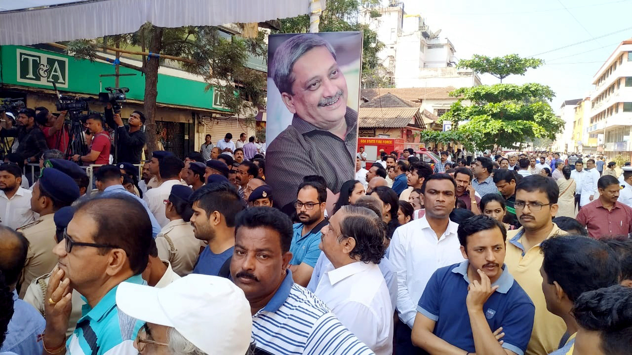  Thousands throng the streets of Panajifor the funeral procession of Goa chief minister Manohar Parrikar. 