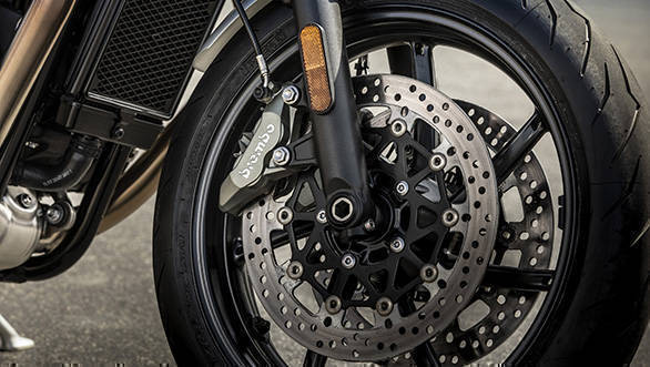 <p>The brake setup on the motorcycles is a dual 305mm rotor setup in the front and&nbsp; 220mm rotor in the rear</p>