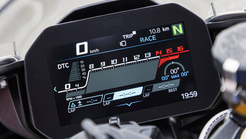 <p>New S 1000 RR uses a 6.5 inch TFT display as instrument cluster.</p>