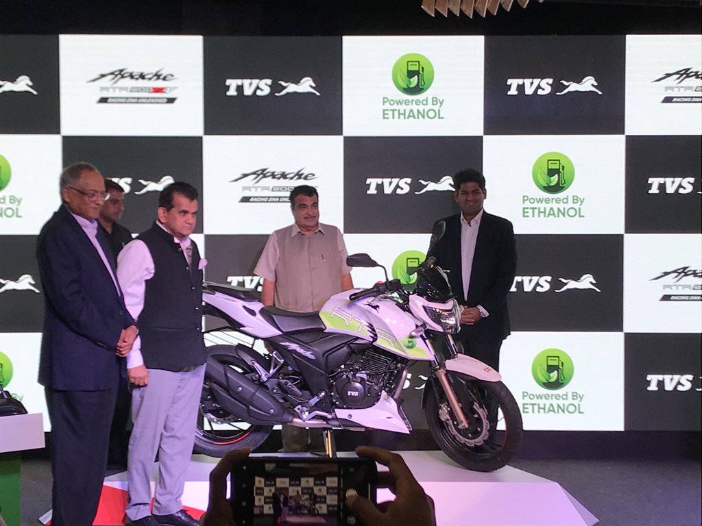 <p>Bear with us for a closer look at the machine! @tvsmotorcompany #ApacheRTR2004V</p>