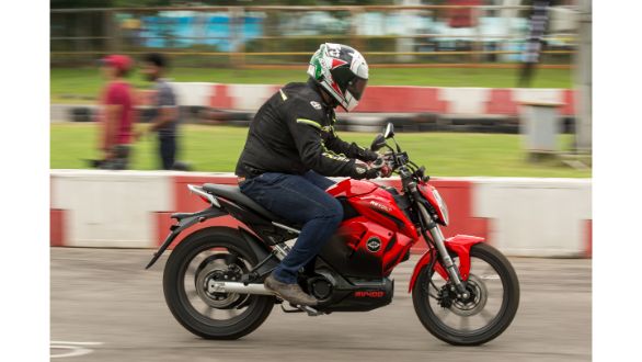 <p>The RV400 is India&#39;s first AI (artificial intelligence) enabled motorcycle. The AI connects to the cellphone application provided by the manufacturer for both Android and iOS phones.&nbsp;</p>