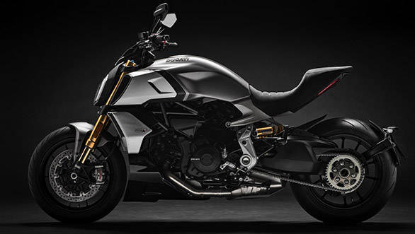 <p>The Diavel gets a Testastretta DVT 1262 engine that puts out 161PS at 9,500rpm and 129Nm 7,500rpm</p>