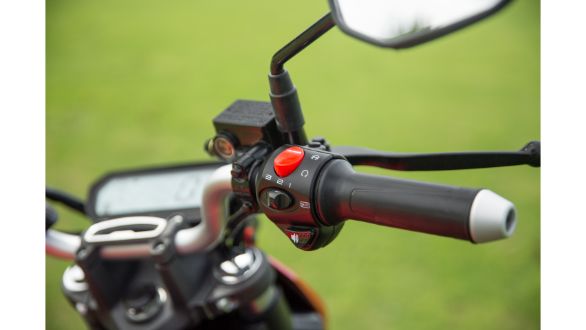 <p>The RV400 also gets three riding modes that can be changed via a toggle switch.</p>