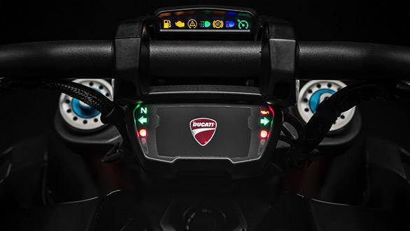 <p>The instrument cluster is an all-digital unit</p>