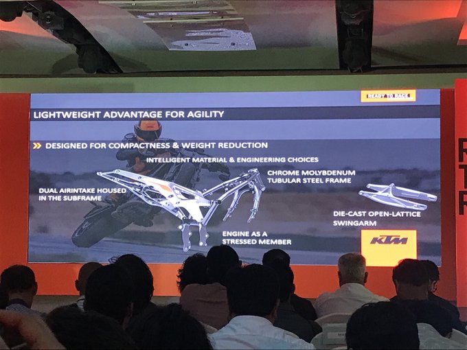 <p>The subframe on the KTM 790 Duke integrates dual air intakes too</p>