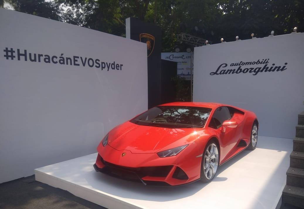 <p>Sibling Huracan Evo awaits the launch of the Spyder</p>