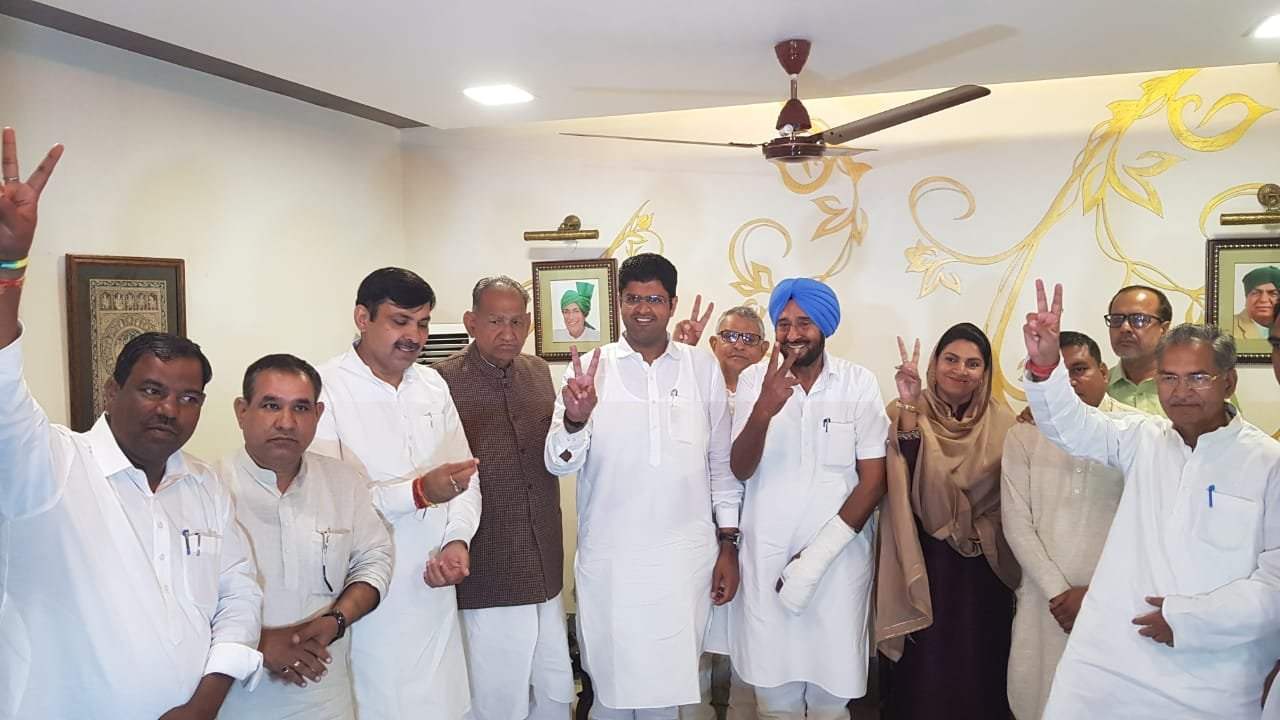  Jannayak Janta Party (JJP) leader Dushyant Chautala shows victory sign at party's MLAs meeting. JJP's national executive meeting is scheduled to be held in Delhi today. 

 (Image: ANI) 