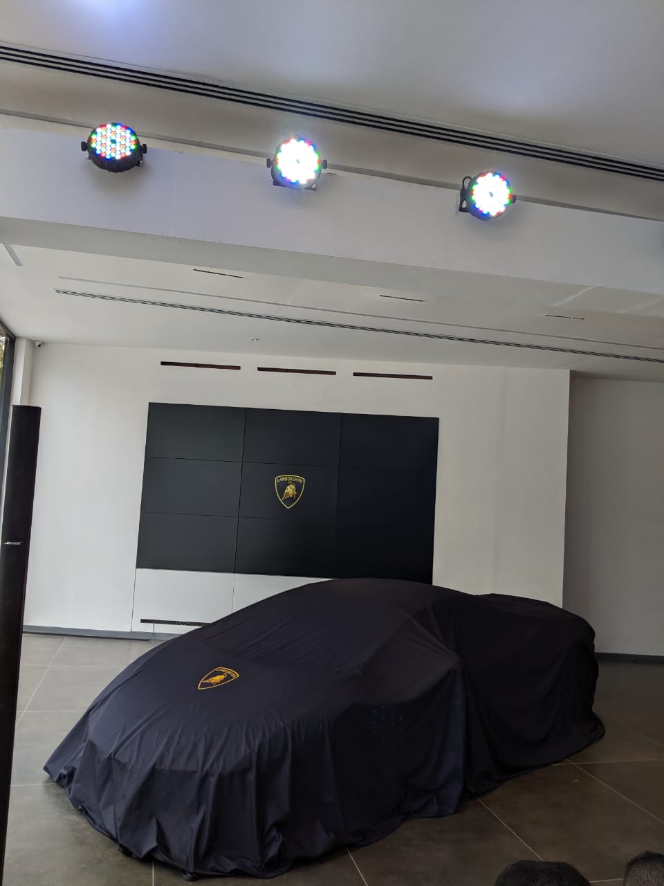 <p>The Lamborghini Huracan EVO Spyder&nbsp;is under wraps, for now!&nbsp;</p>