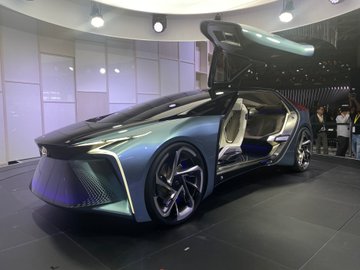 <p>This is the Lexus LF30 - a vision of the future for Lexus. 110kWh battery operated, motors in all 4 wheels, 0-100kmph in 3.8s, 200kmph top speed autonomous tech, infotainment through displays and augmented reality, and scissor doors too!&nbsp;</p>