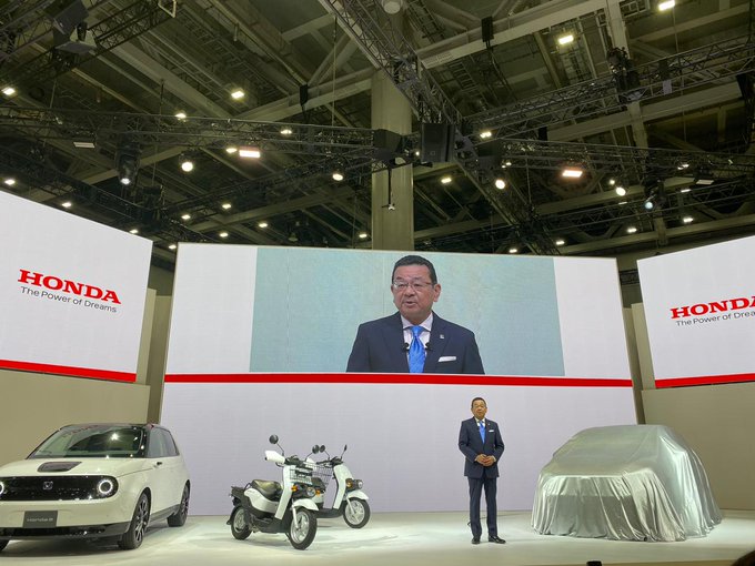 <p>Big crowd at the Honda exhibit for the unveiling of the fourth-generation Honda Jazz!</p>