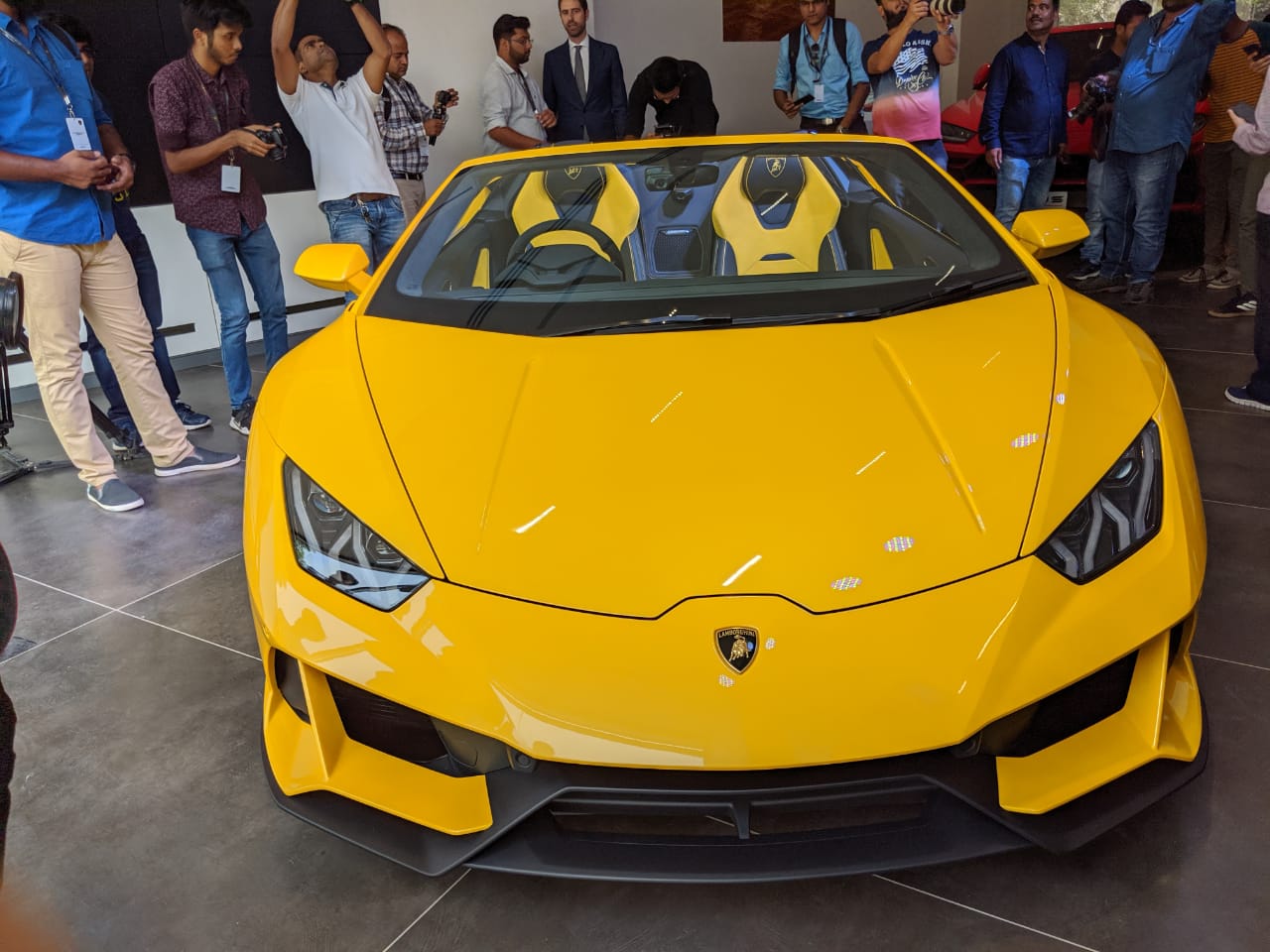 <p>Lamborghini has finally launched the Huracan EVO Spyder&nbsp;for an ex-showroom cost of Rs 4.1 Cr.</p>