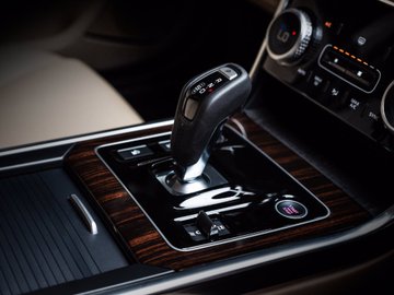 <p>Updates in the cabin of the&nbsp;Jaguar XE include digital instrument cluster, larger infotainment and also a new gear selector.</p>