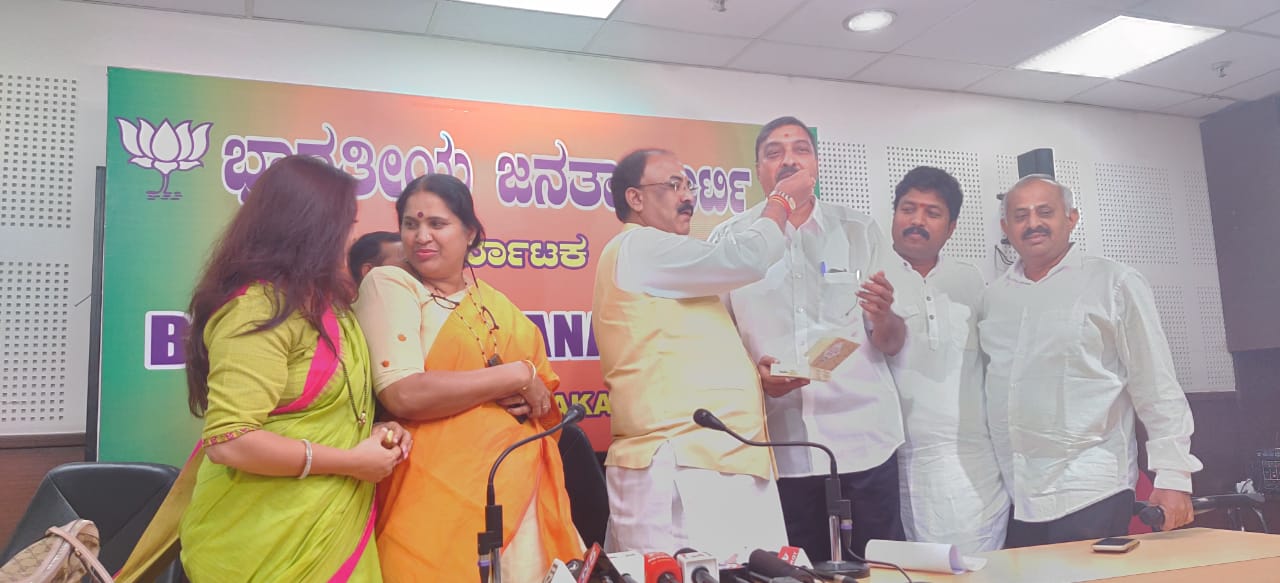 Karnataka Bypoll Results 2019 Live Siddaramaiah Dinesh Gundu Rao Quit After Crushing Congress 6981