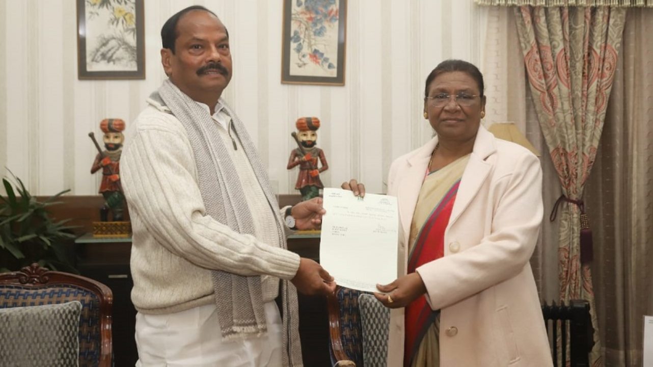  Raghubar Das meets Jharkhand Governor Draupadi Murmu at Raj Bhavan in Ranchi to tender his resignation from the post of chief minister. (CNN News18) 