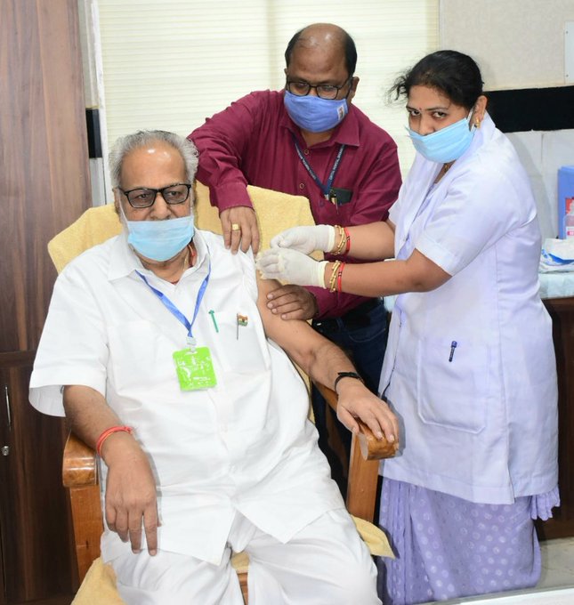  Odisha Governor Ganeshi Lal took his first dose of the COVID-19 vaccine at Raj Bhavan hospital. (Image source: ANI) 

