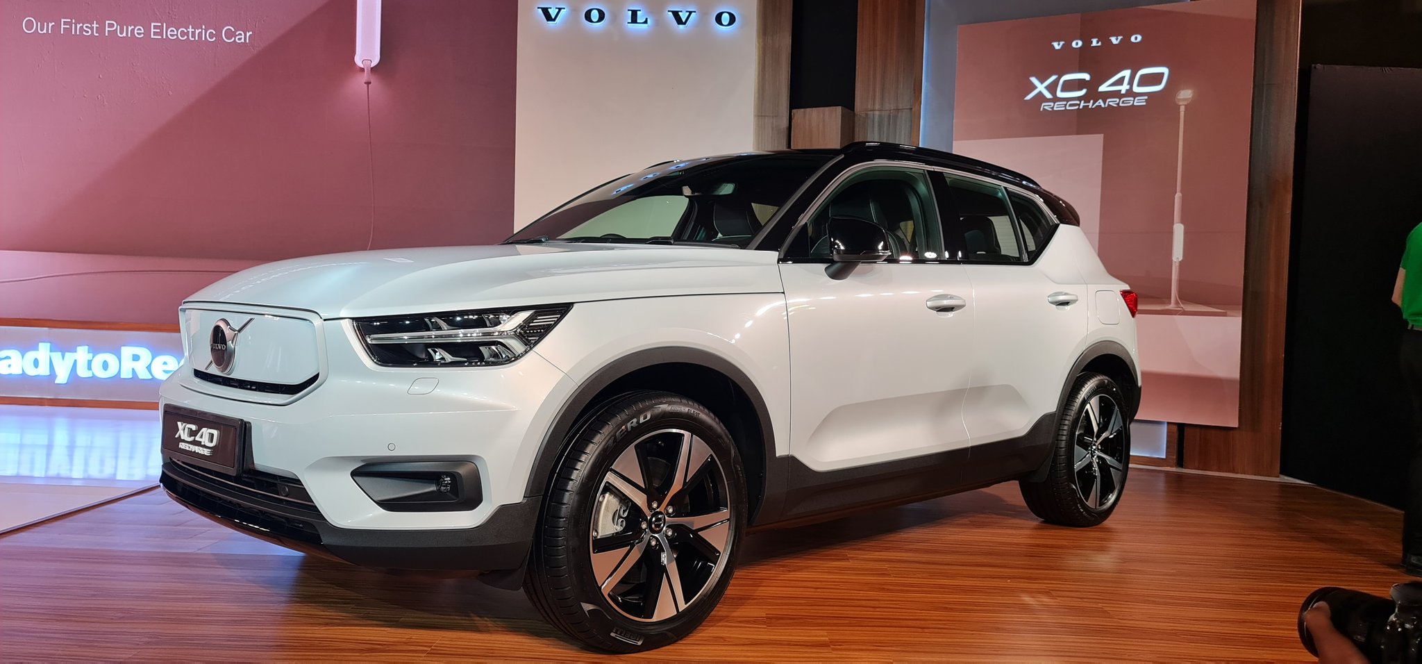 The all new @volvocarsin XC40 has a claimed driving cycle of 418kms in between charges as per European test cycles. Does 0-100kph in 4.9 seconds, permanent AWD and fast charging options.
Bookings will open across India by June 2021 with deliveries lined up by October.