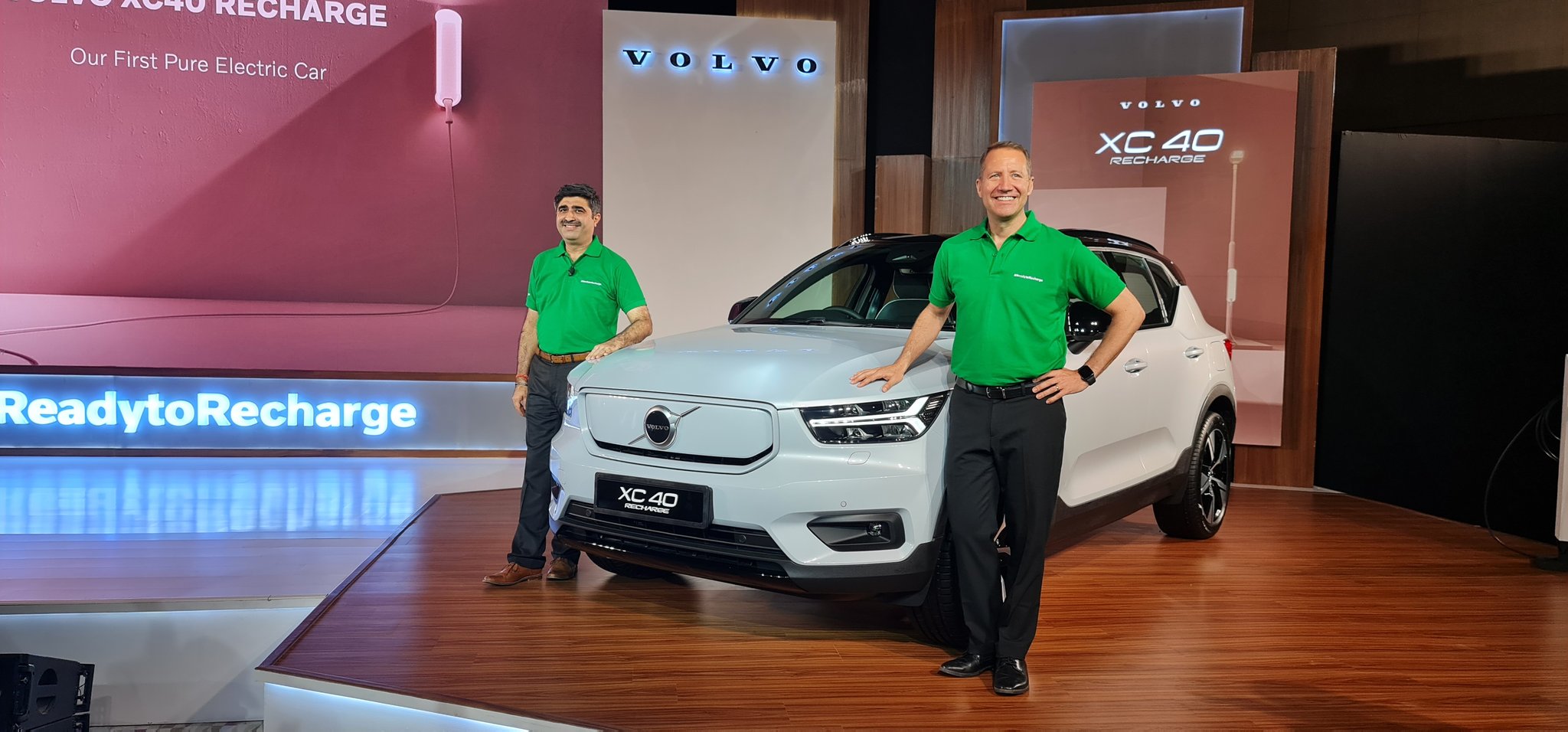 Both the former and current MD, Charles Frump and Jyoti Malhotra resp, at @volvocarsin unveil the all new XC40 Recharge. Good looking car all over, but the absense of that stately grill that gives all other Volvo's so much character... Hmmm!