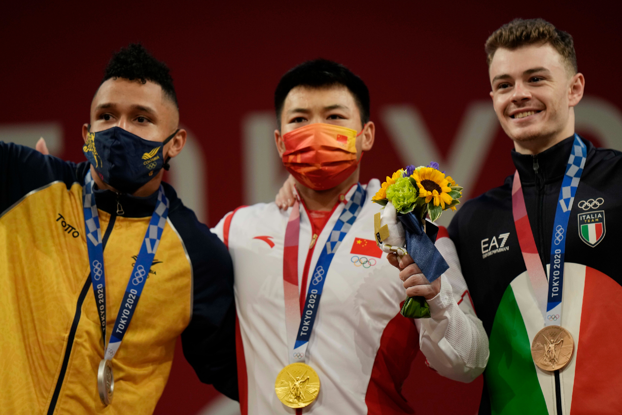  

  :  Five years after being forced to withdraw with leg cramps from Rio 2016, CHEN Lijun of the People's Republic of China has been crowned the Olympic champion in the weightlifting men's 67kg event at Tokyo 2020 with a total lift of 332kg. It came down to the final lift, with Chen lifting 187kg - an Olympic record - in the clean and jerk to beat Colombia's Luis Javier Mosquera Lozano by one kilogram. Mosquera took Dilver with a mammoth total lift of 331kg - an Olympic Record before Chen's final attempt. Bronze went to Italy's Mirko Zanni, who despite missing his attempt at 172kg, went on to lift a personal best of 177kg on his final attempt in the clean and jerk for a total lift of 322kg. 