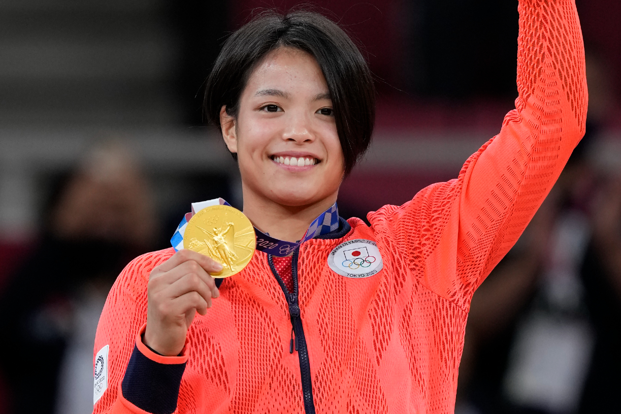  

 :Two-time world judo champion ABE Uta wept after winning gold for the host nation after defeating France’s Amandine Buchard in the women’s 52kg final at Tokyo 2020.The 21-year-old, who was making her Olympic debut, had a tough battle to claim victory against European champion Buchard at the Nippon Budokan. The Japanese judoka won after the bout went to a golden score as neither had shown dominance until Abe claimed an ippon. The two opponents embraced at the end of the long battle. 


