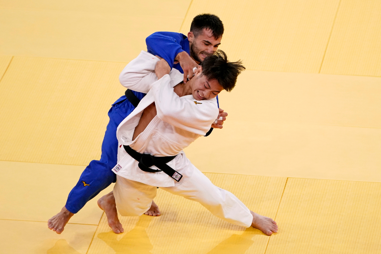   

 :ABE Hifumi has won Japan’s third judo gold medal at its home Olympics with an ippon victory over Georgia’s Vazha Margvelashvili in the Men's 66Kg category. He joins his younger sibling, Uta, who won gold on the same day, making them the first ever brother and sister to win gold on the same day in any individual sport in Olympic history. 