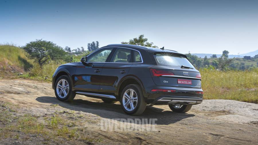<p>To that effect, subtle styling updates freshen up the look of the Audi Q5, with minor interior updates bringing it up to speed to the segment. Starting with the exteriors, you&#39;re looking at a wider singleframe grille, new LED elements for the headlights and tail lights, upsized 19-inch wheels, new bumpers, and the addition of silver trim on the sides and at the rear.&nbsp;</p>