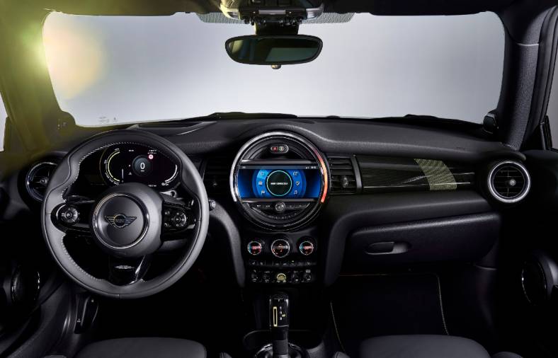 <p>The Mini Cooper electric features certain visual enhancements to differentiate from the standard model. There is yellow highlighting on the closed-off new grille and mirror caps, a new logo and more yellow highlights on the 17-inch model-specific efficiency-focused wheels</p>