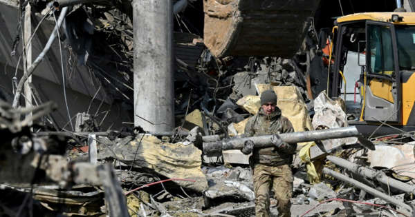  Dozens of people fled a surge in fighting on Thursday in a flashpoint area where Ukraine said it had pushed back Russian forces around Kyiv, AFP journalists reported. 