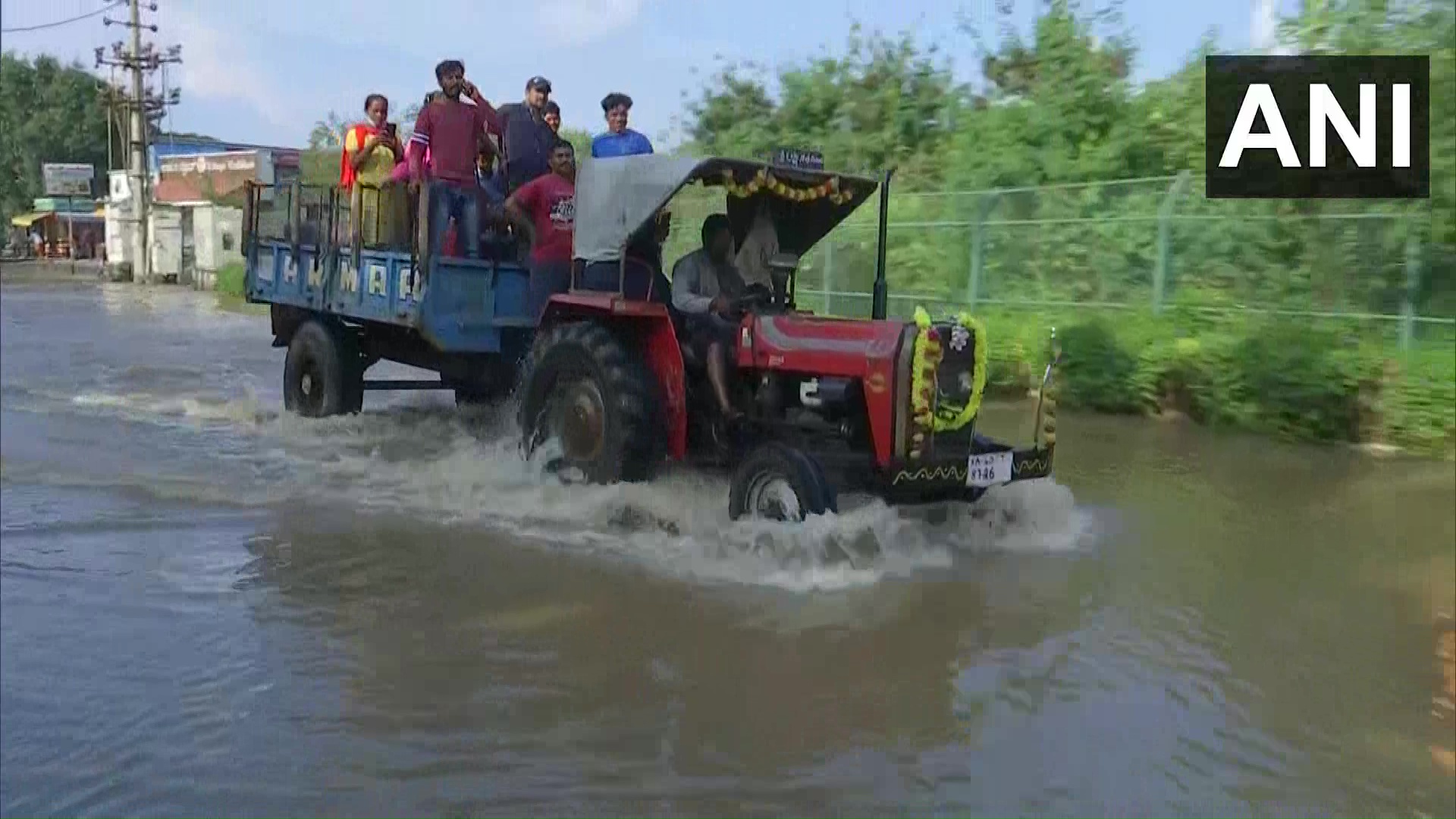   



 Many employees of IT companies use tractors to reach their offices in the Yemalur area of Bengaluru amid waterlogging due to heavy rains. “We can't take so many leaves from the office, our work is getting affected. We're awaiting tractors to drop us for Rs 50,” a local said. 