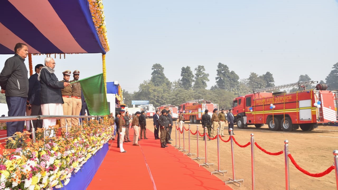 Bihar Political Crisis Live Updates: Nitish Kumar flags off new fire tender vehicles of the Bihar Fire Department Bihar Political Crisis Live Updates: Nitish Kumar flags off new fire tender vehicles of the Bihar Fire Department
