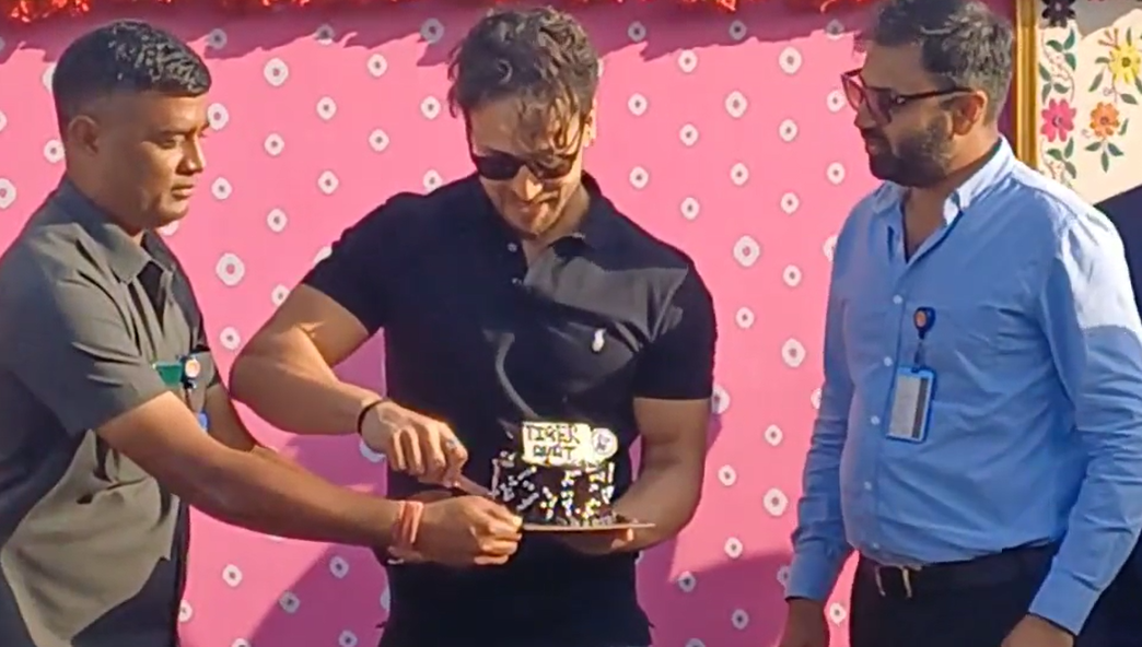 <p><strong>Anant Ambani-Radhika Merchant Wedding LIVE: &#39;Heropanti&#39; fame Tiger Shroff arrives in Jamnagar for upcoming pre-wedding functions</strong><br />
Actor Tiger Shroff had also missed day 1 event but has reached Jamnagar on day 2. It is interesting to note that it is his birthday today and he was seen clicking pictures with his fans present there and thanking them for their wishes. He also cut a birthday cake while posing for the paparazzi.</p>