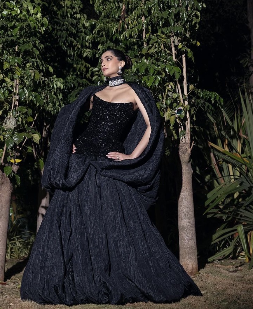 <p><strong>Anant Ambani-Radhika Merchant Wedding LIVE: Sonam Kapoor stuns in an all-black custom-made Amir Al Kasm, styled by her sister Rhea Kapoor</strong></p>

