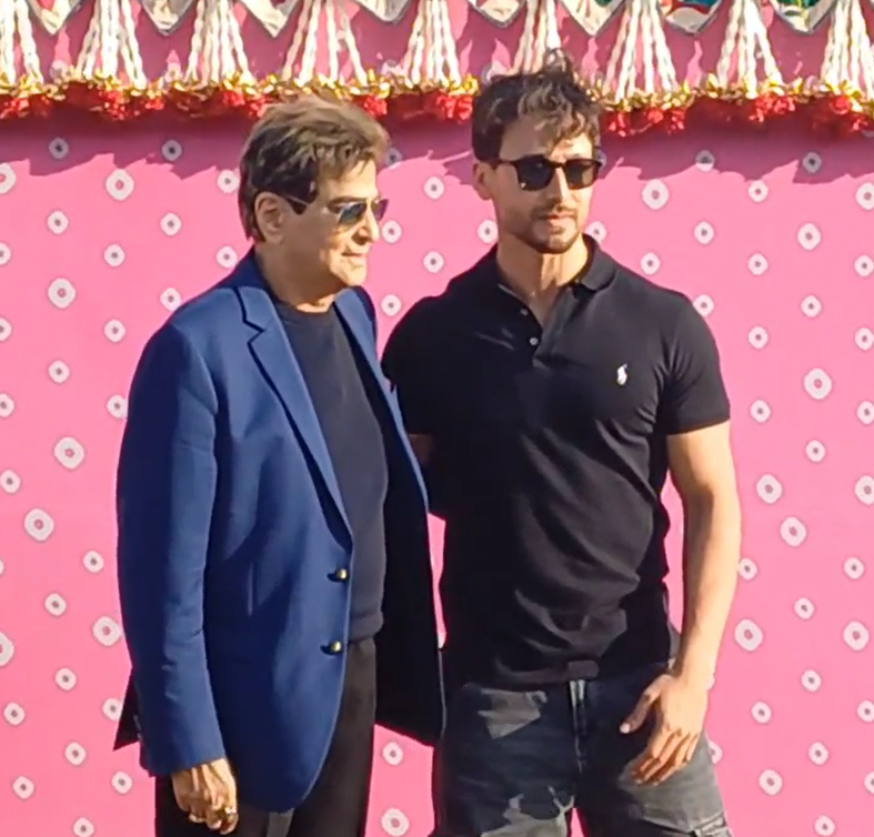<p><strong>Anant Ambani-Radhika Merchant Wedding LIVE: Yesteryear&#39;s superstar Jeetendra arrives in Jamnagar</strong></p>

<p>Known for films like &#39;Himmatwala&#39; and &#39;Dharam Veer&#39;, actor Jeetendra reached Jamnagar to grace the remaining two days of the pre-wedding festivities.</p>