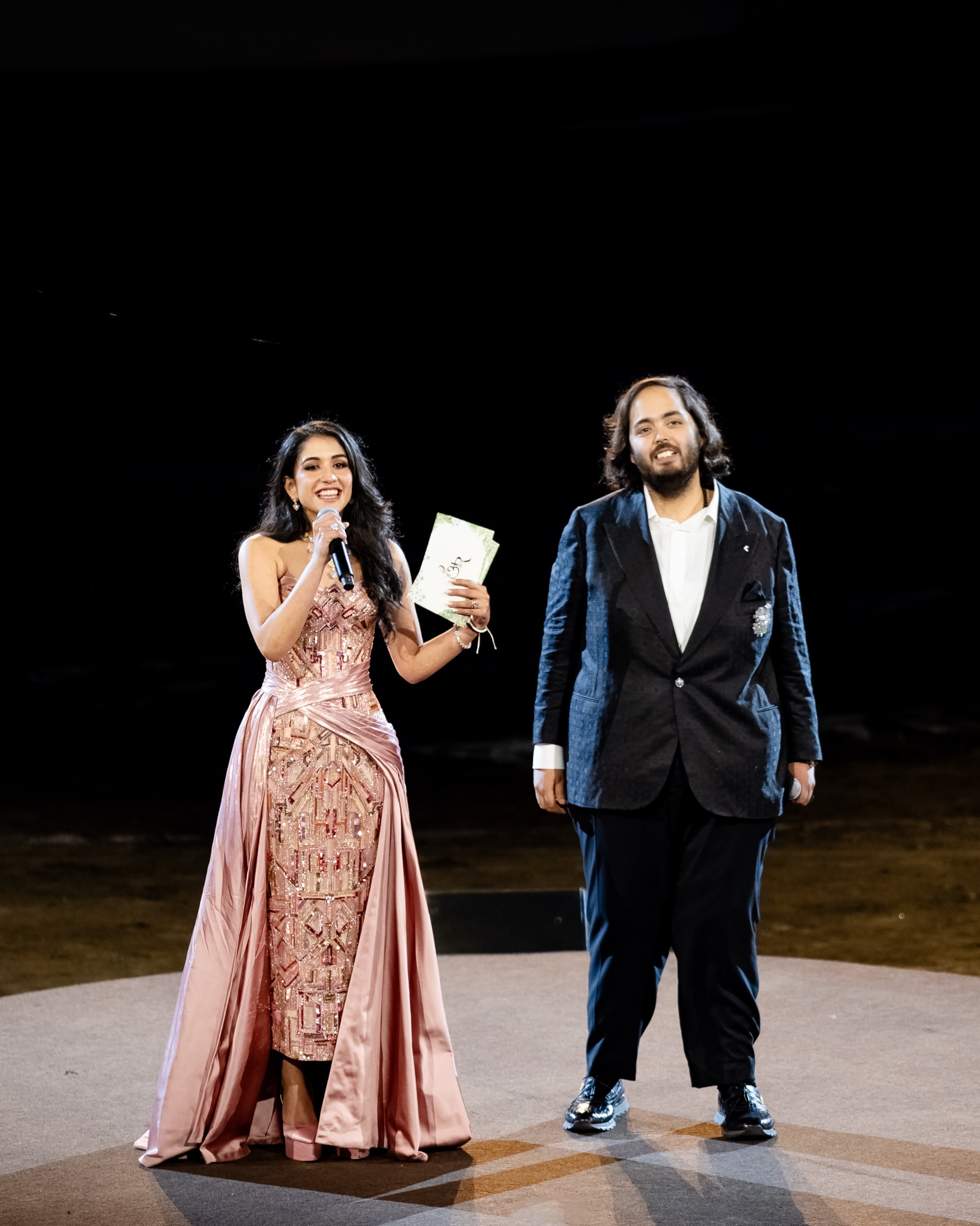 <p><strong>Anant Ambani-Radhika Merchant Wedding LIVE: The bride-to-be was seen wearing a custom Atelier Versace haute couture</strong></p>

<p>Radhika Merchant dazzles in a custom Versace gown, a copper masterpiece with a stunning train and matching gloves. Reminiscent of Blake Lively&#39;s iconic Met Gala look, Radhika&#39;s ensemble exudes elegance and sophistication</p>

